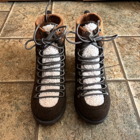 NWOT Korks Elin High Pile Fleece Lug Sole Bootie sz 7.5 - Picture 2 of 6